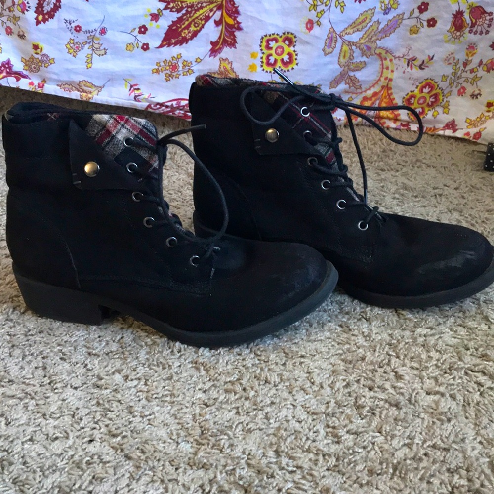 Black suede boots with plaid detail